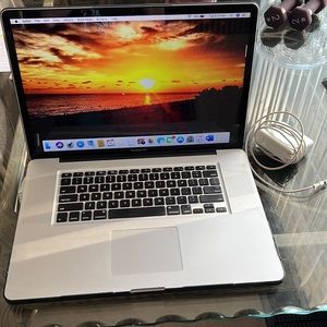 Apple MacBook Pro 17 inch (comes with case & charger) EUC